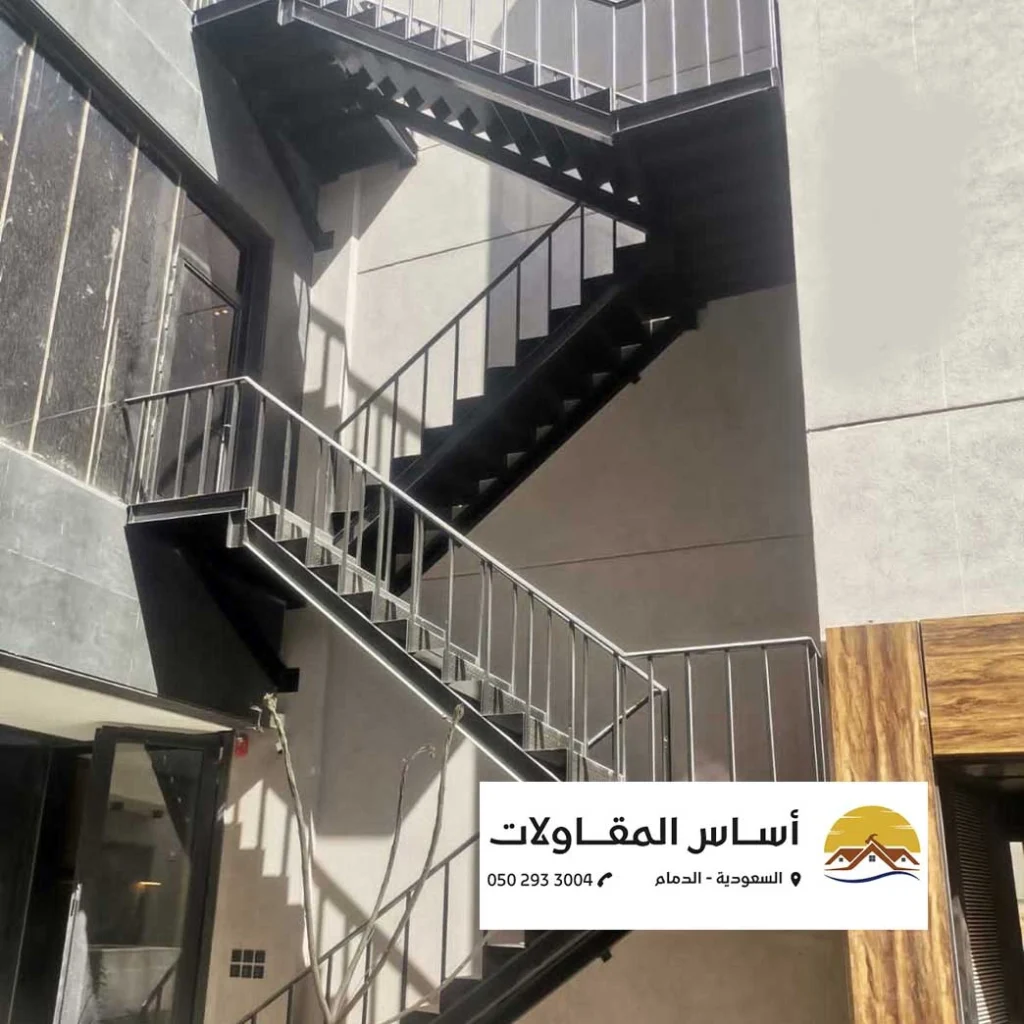درابزين حديد بتصميم عصري هندسي غير منتظم يزين سلم داخلي في شقة بالدمام.