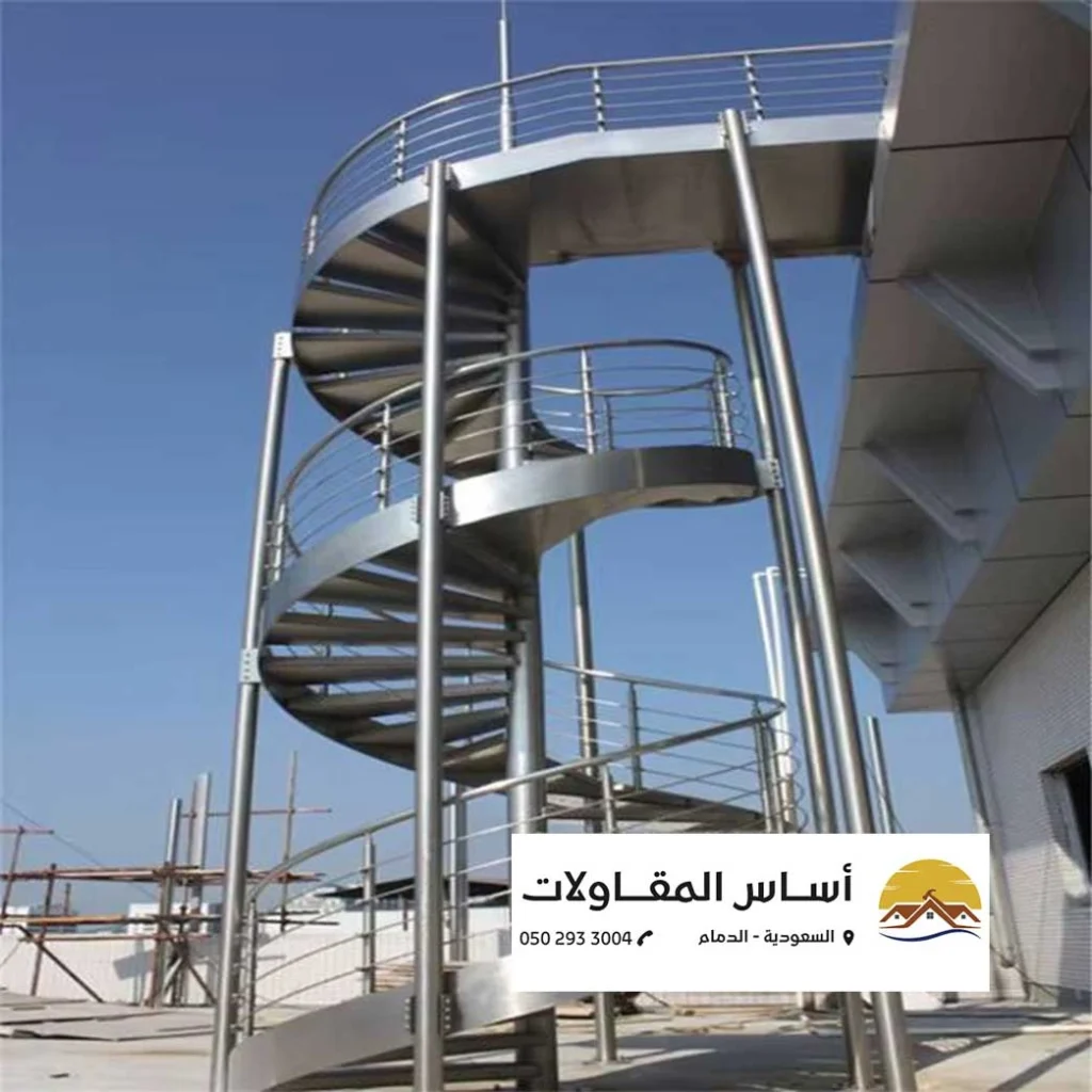 درج حديد حلزوني عصري في الدمام بتصميم أسود أنيق.