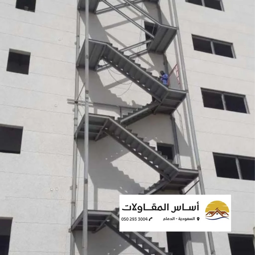 فني حدادة متخصص في صناعة الدرج الحديدي في الخبر.