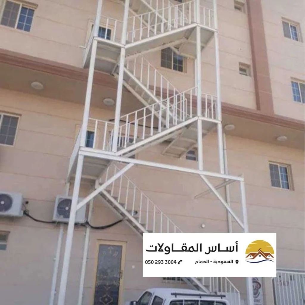 درج حديد قوي وآمن مصمم خصيصاً للمنازل في الخبر.