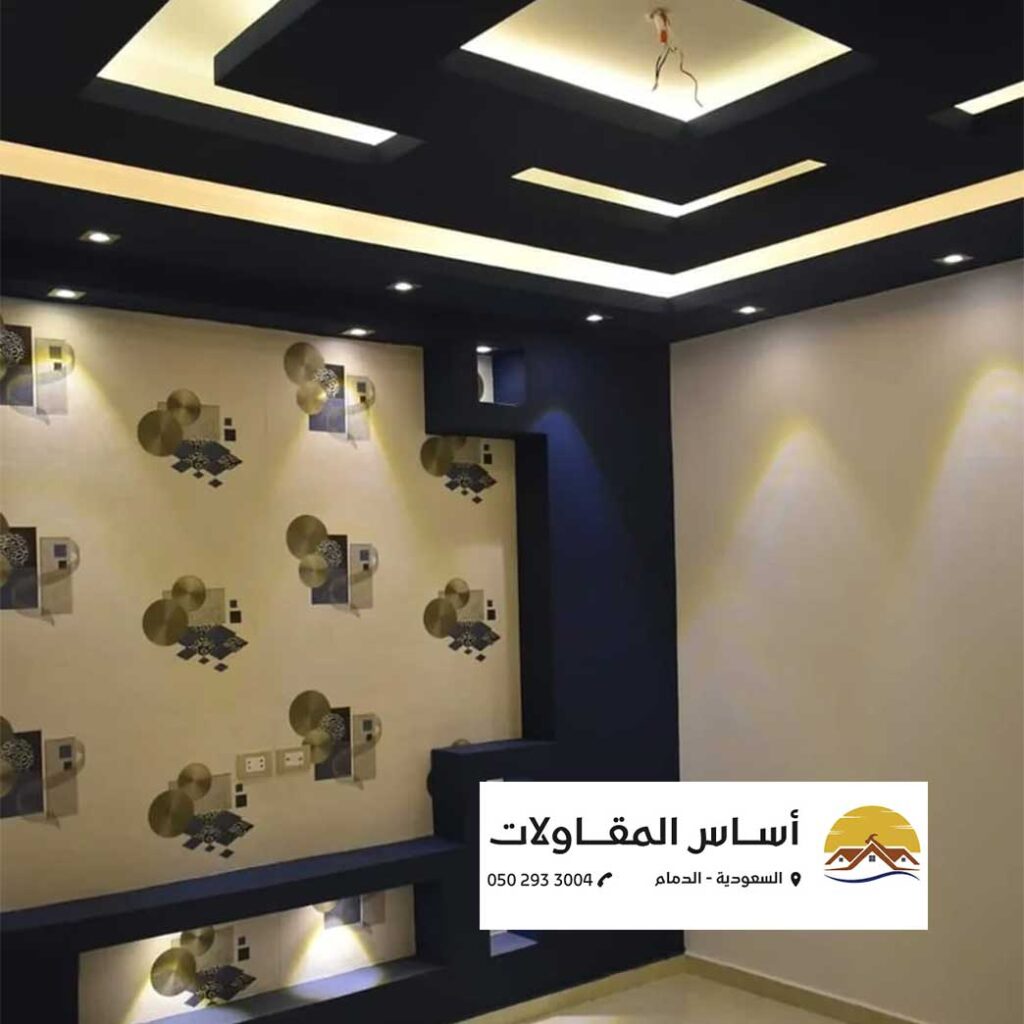 صورة لغرفة معيشة حديثة مطلية بلون بيج مع إضاءة طبيعية.