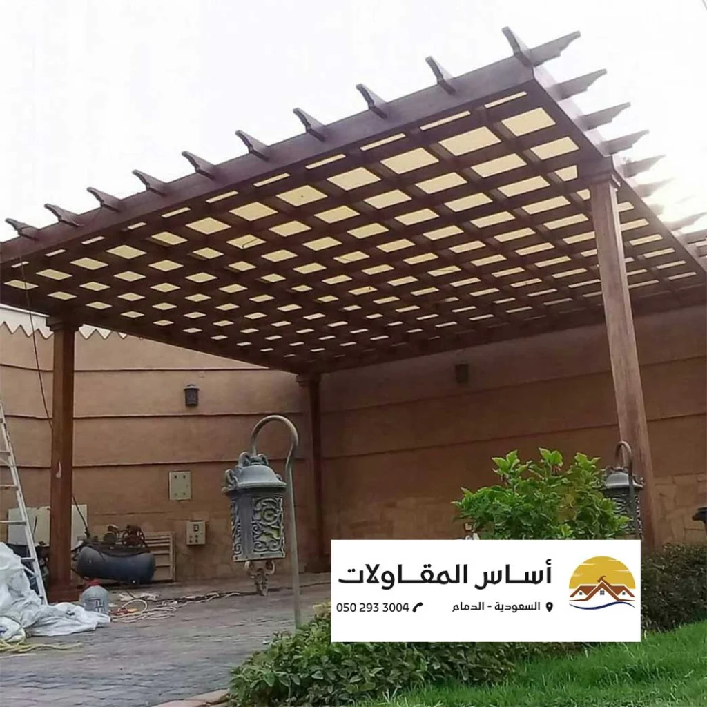 برجولة خشبية حديثة في حديقة منزلية بالدمام