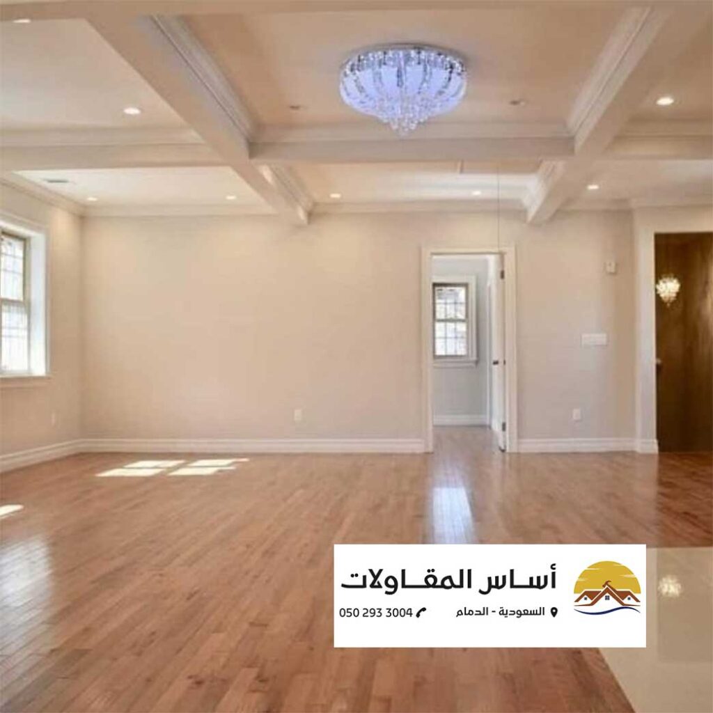 صورة لمقاول دهانات يتفحص جداراً غير متساوٍ بعد الطلاء.