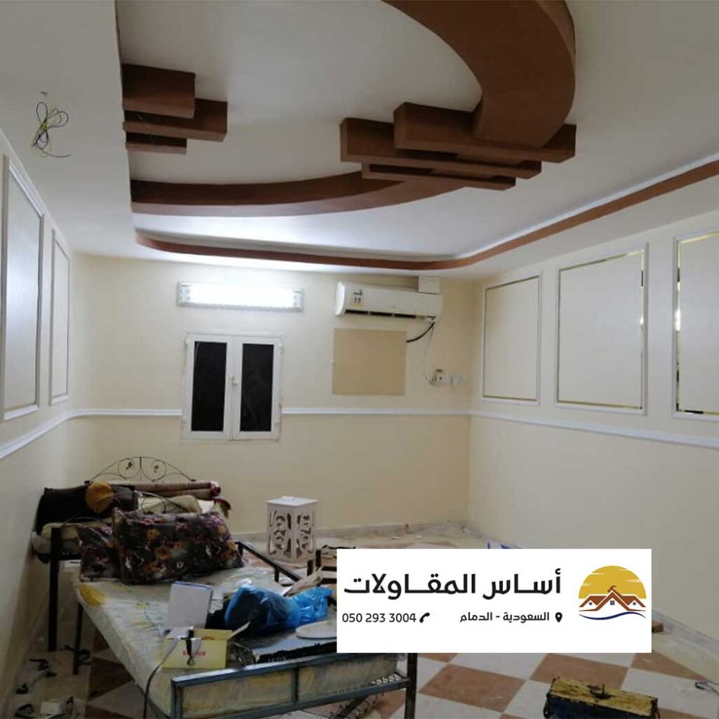 صورة لكتالوج ألوان دهانات مع فرشاة طلاء.