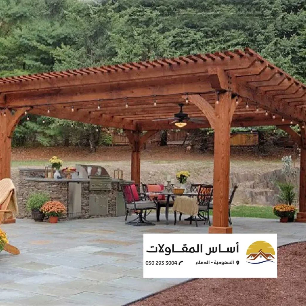 فريق عمل يركب برجولة خشبية كبيرة في مشروع بالدمام
