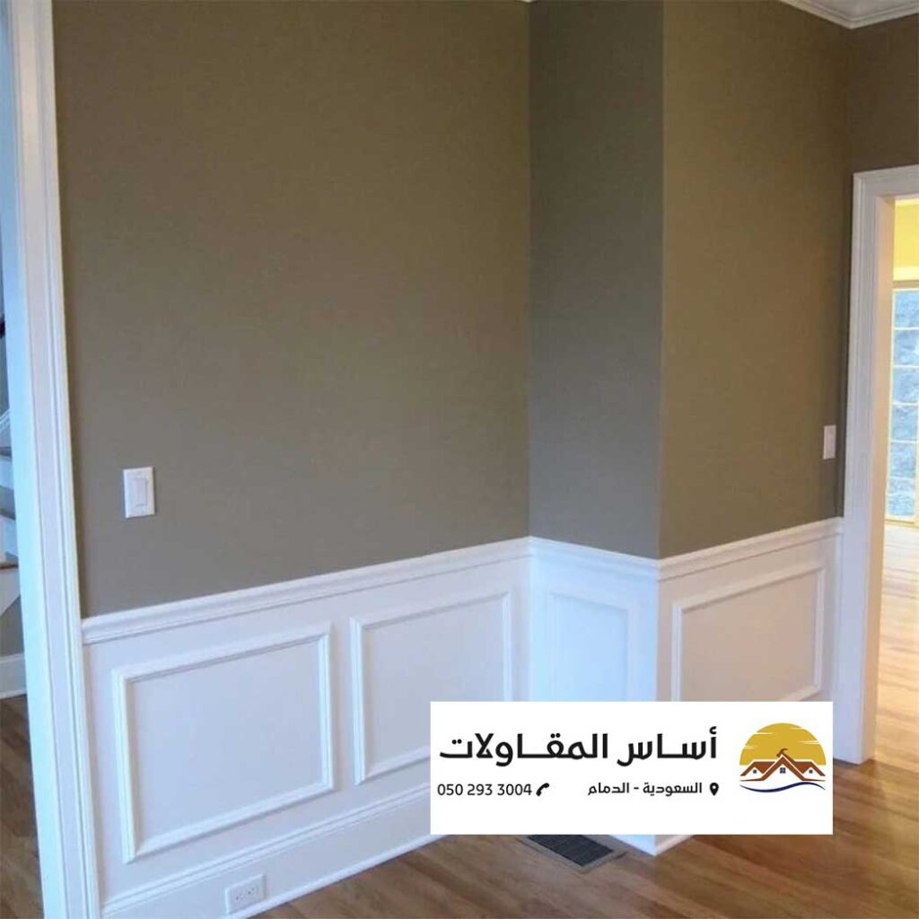 صورة لمنزل حديث داخلي مطلية بألوان محايدة.