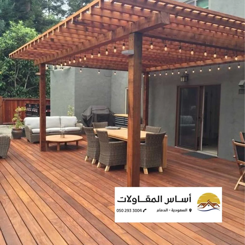 برجولة حديثة مضاءة في الليل في الدمام