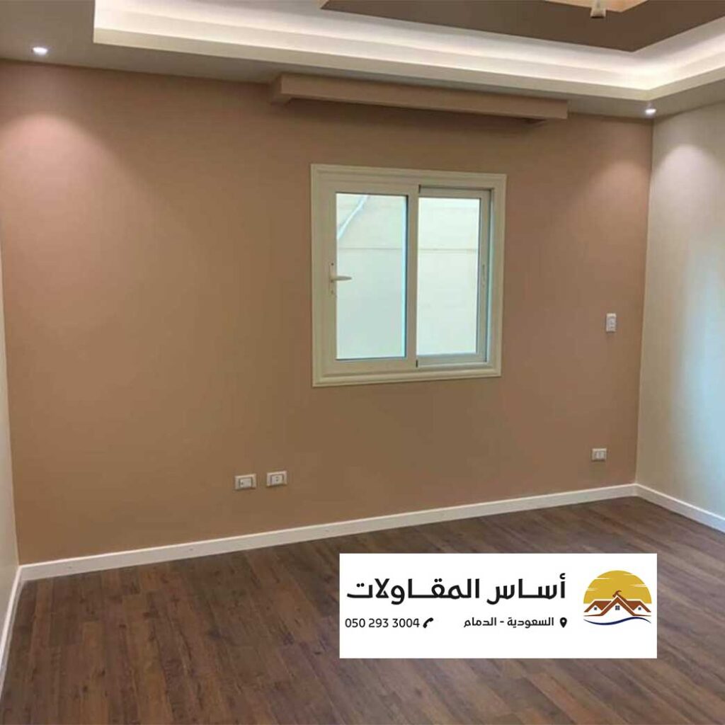 صورة ليد تنظف بقعة صغيرة من على الجدار.