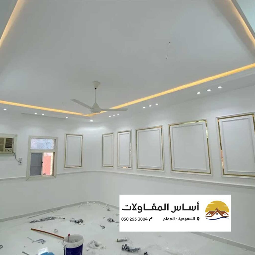 صورة لغرفة معيشة مزينة بألوان ترابية وعناصر طبيعية.