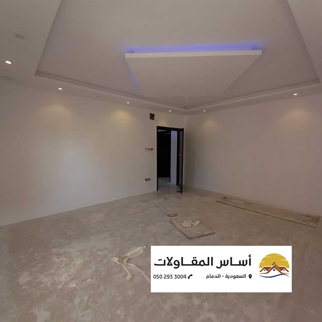 صورة لعمال طلاء يقومون بطلاء واجهة منزل خارجي.