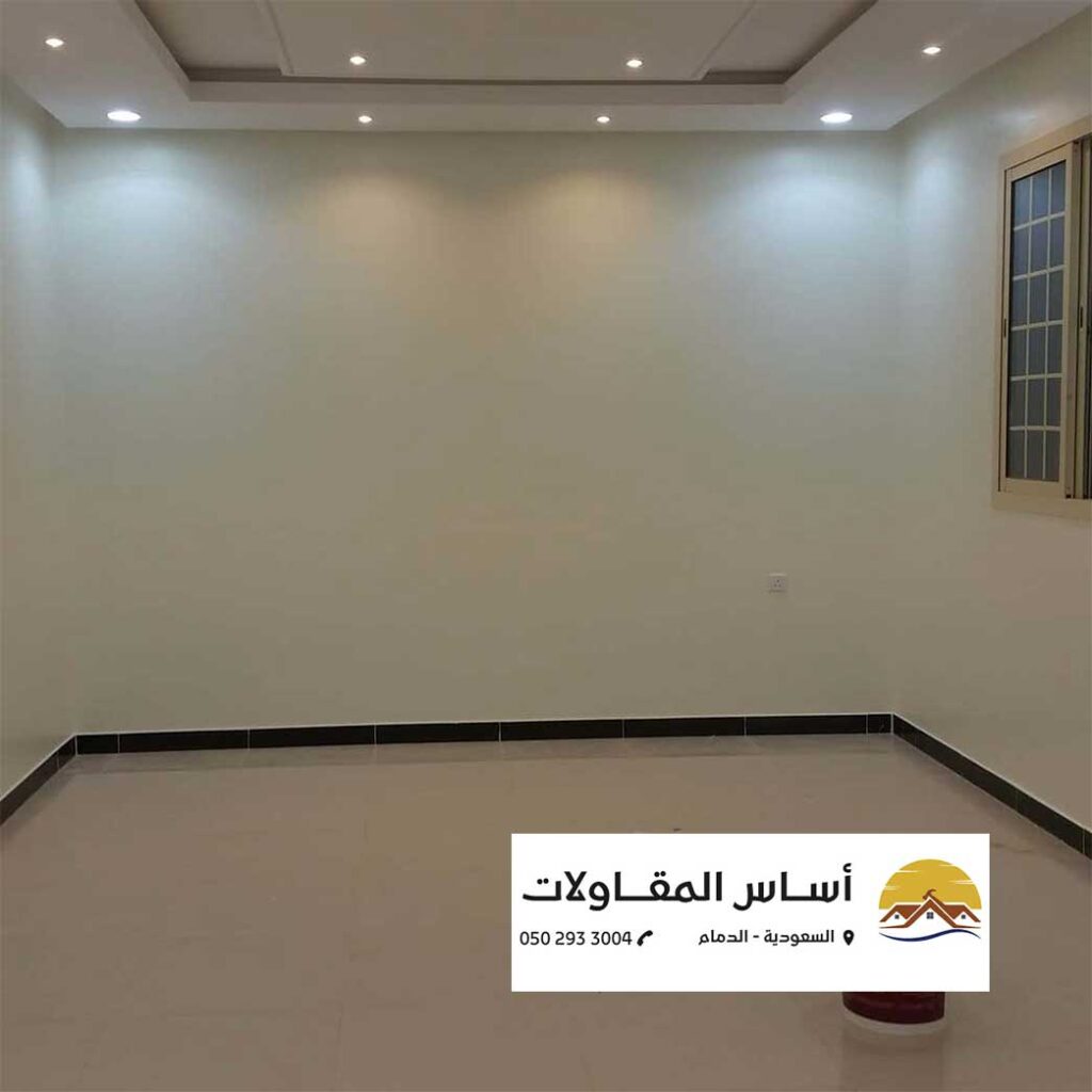 صورة لمهندس ديكور يتحدث مع عميل أمام كتالوج دهانات.